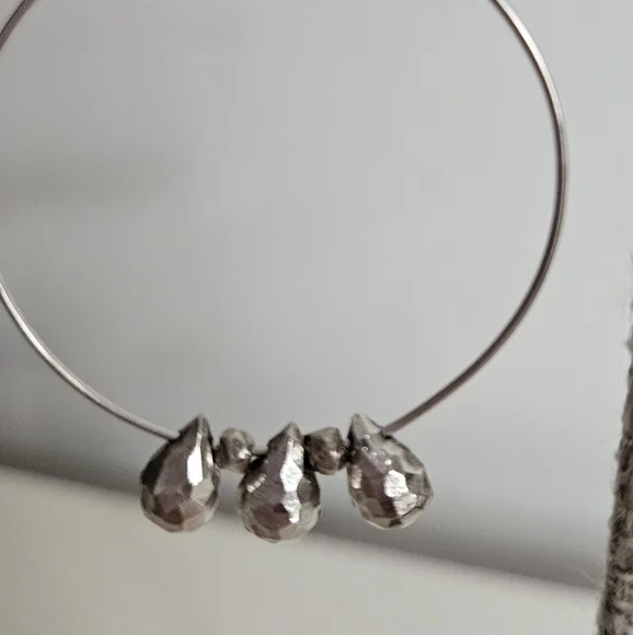 Silver(tone) Hoops With Tear Drop Beads - Picture 7 of 9